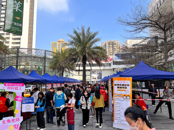 华乐街“春风行动2025”现场招聘会圆满落幕 上百个岗位助求职者踏上新征程