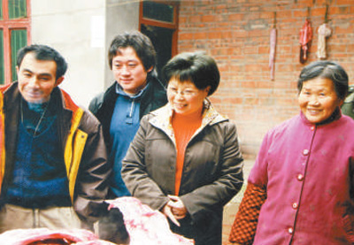 王瑛（右二）在和村民交流。资料照片