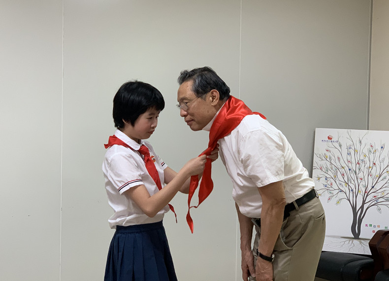 1.广东省优秀少先队员钟嘉雯为钟南山院士佩戴红领巾.jpg