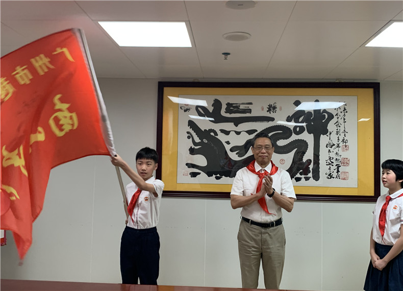 4.东风西路小学”南山中队“旗手在南山爷爷手上接过旗帜.jpg