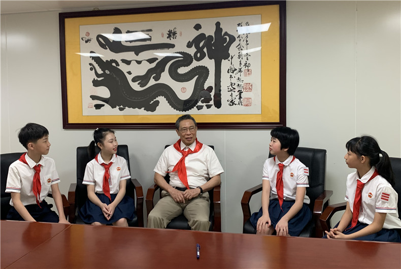 7.南山爷爷亲切地和队员们交谈.jpg