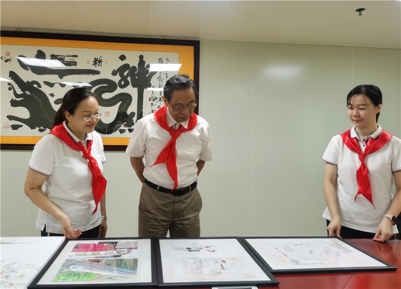 8.学校大队辅导员和“南山中队”辅导员向钟院士介绍学校红领巾服务岗的开展情况.jpg
