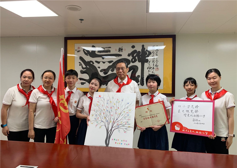 9.钟南山院士和东风西路小学“南山中队”师生代表合影留念.jpg