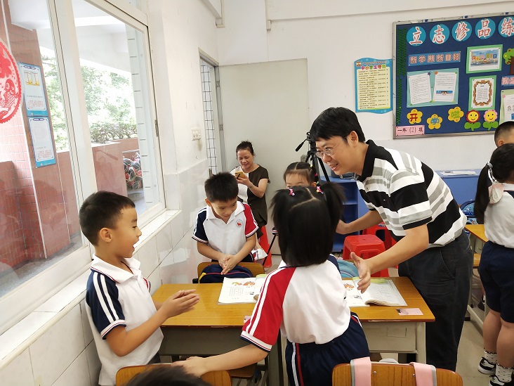 邓矿明校长和学生一起学习儿歌.jpg