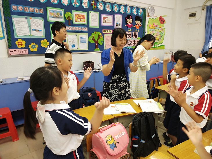 付玉兰副校长与学生互动.jpg
