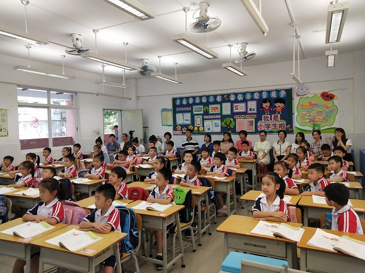 教研员、校长们及老师们在认真听课1.jpg
