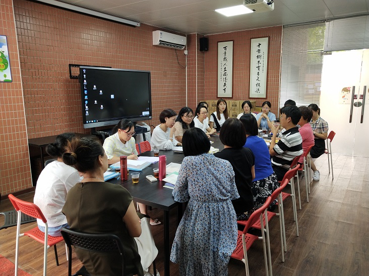 童老师和老师们一起展开研讨.jpg