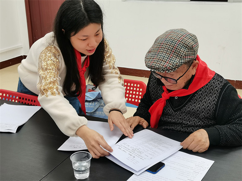 3.张悦君副辅导员向专家王主任讲解分批入队方案_副本.jpg