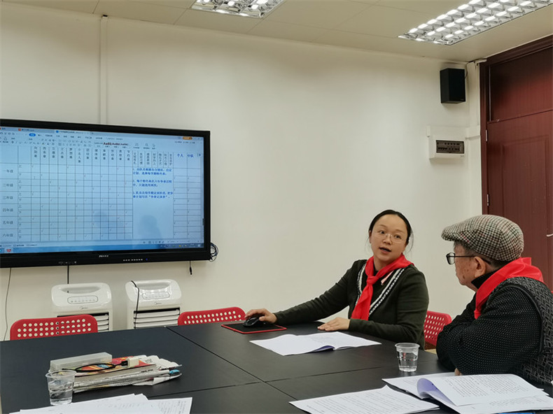 4.马敏庄总辅导员向专家王主任讲解红领巾奖章方案_副本.jpg