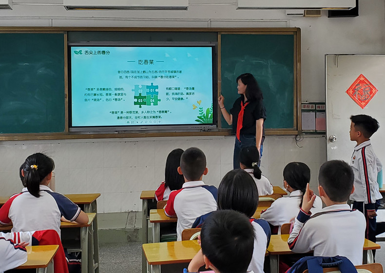 1.中队辅导员为队员介绍“春分”的知识.jpg