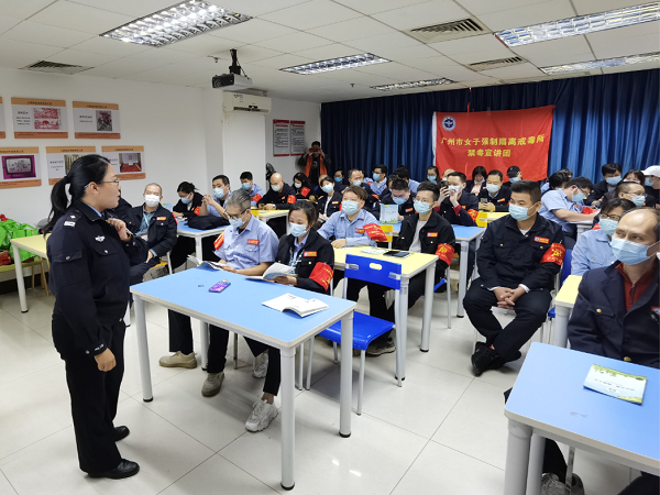 王警官耐心讲解禁毒知识.jpg