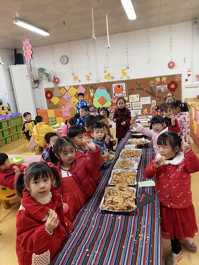 小朋友在品尝年货食品.jpg