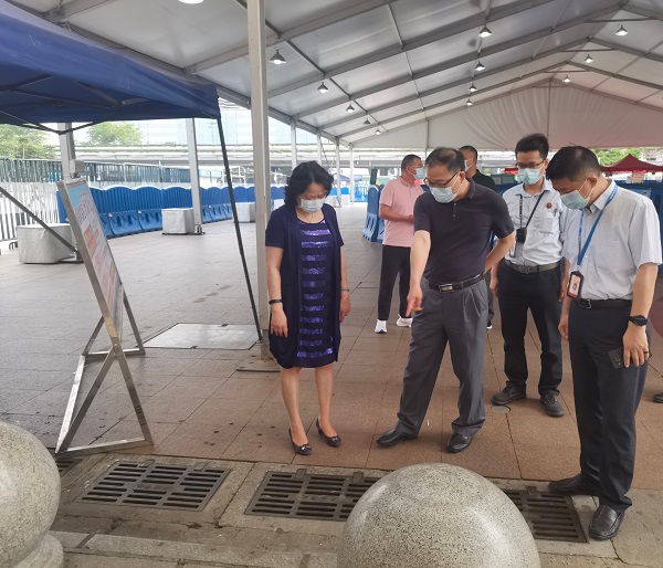 黄主任到流花街督导6af9.jpg