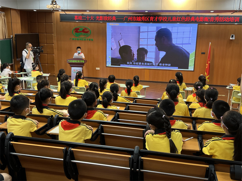 图9队员现场配音《小兵张嘎》.jpg