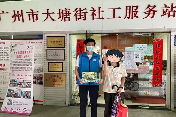 0604困难长者送粽子1.jpg