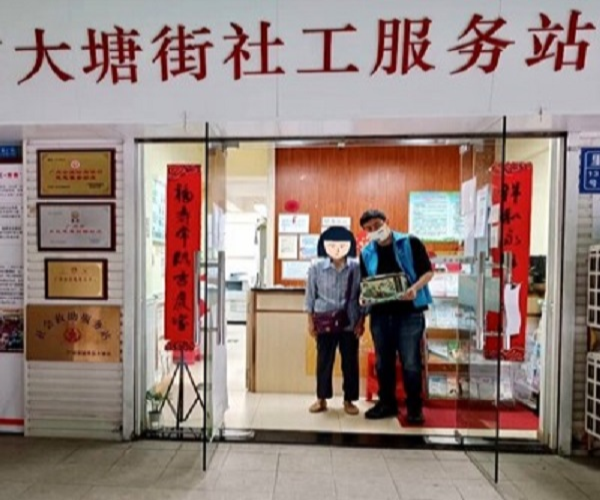 0604困难长者送粽子.jpg