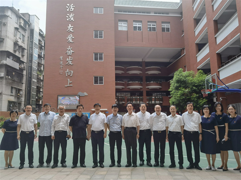 全国人大调研组与校领导合影.jpg