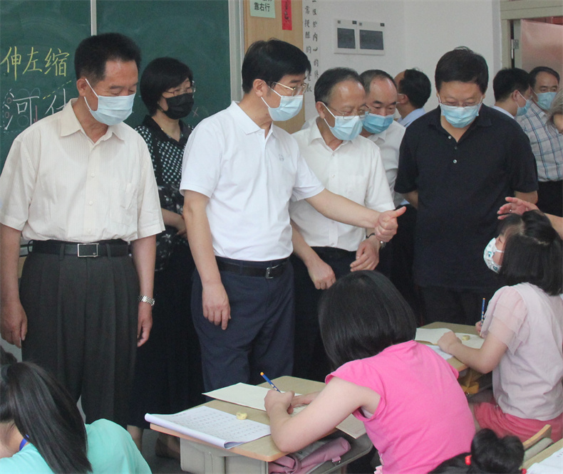 全国人大教科文卫委殷方龙副主任表扬学生的字写得漂亮.jpg
