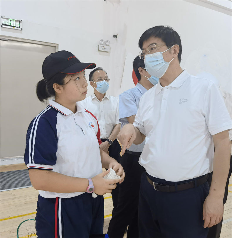 全国人大教科文卫委殷方龙副主任与羽毛球班的学生交谈.jpg