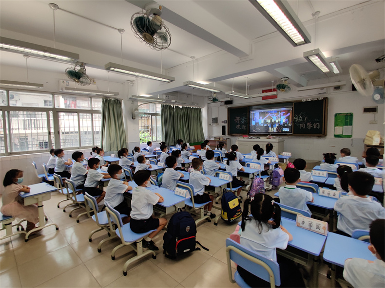 观看开学安全第一课.JPG
