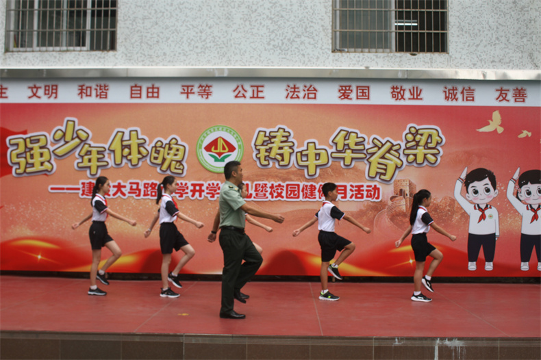 教官与学生代表的队列展示.JPG
