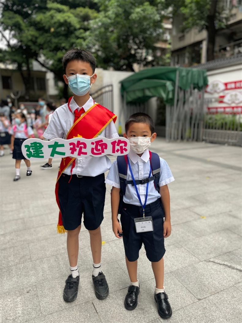门口欢迎新生.JPG