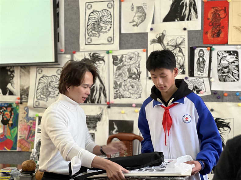 4老师向学生赠送油画画具 (1).jpg