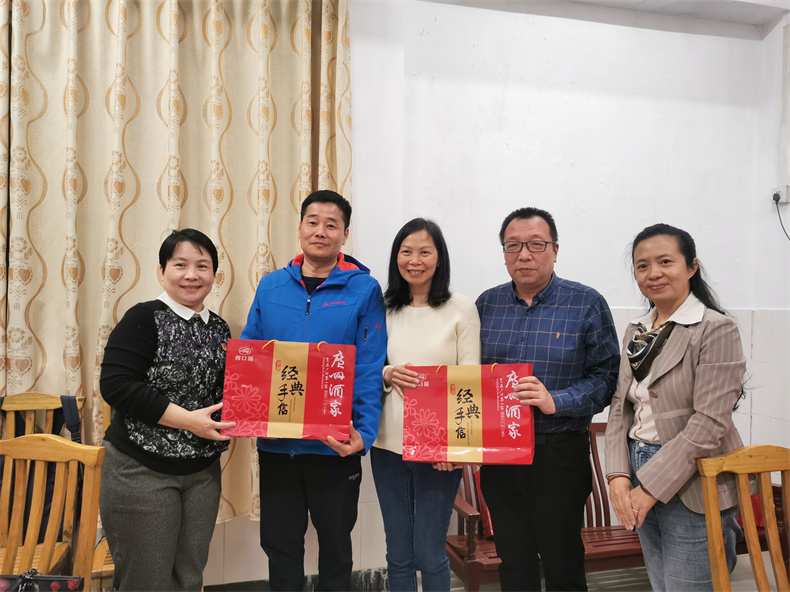 5.领导给支教老师送慰问品.jpg