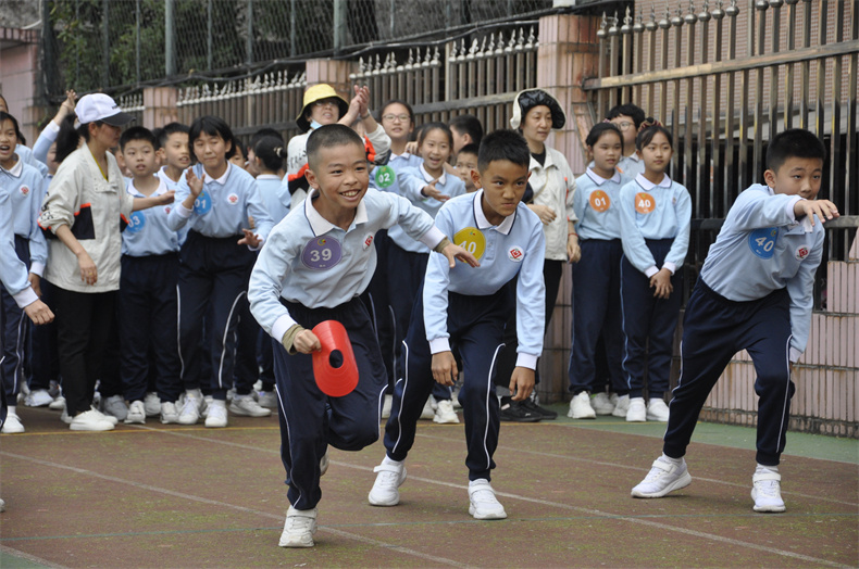 6.赛场上，每个孩子都在运动，感受运动的喜悦4.JPG