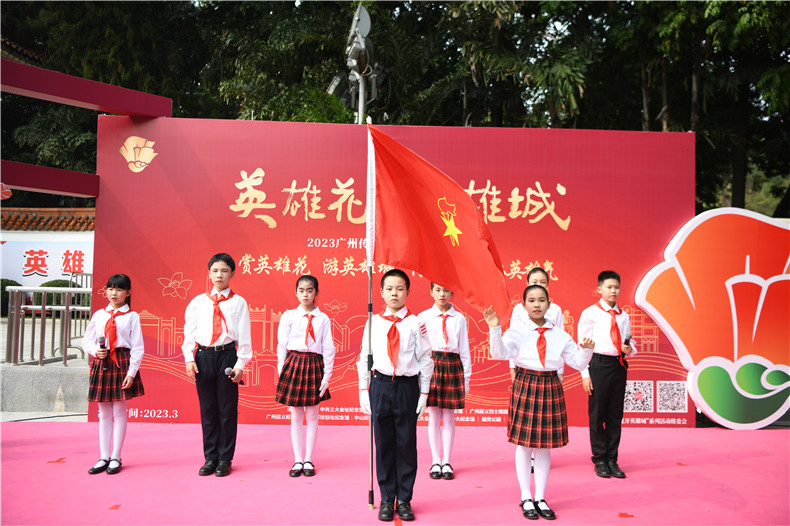 2队仪式 出队旗唱队歌.JPG
