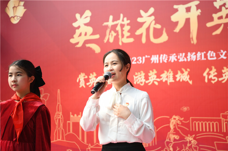 6党员妈妈与队员一起讲红色故事.JPG
