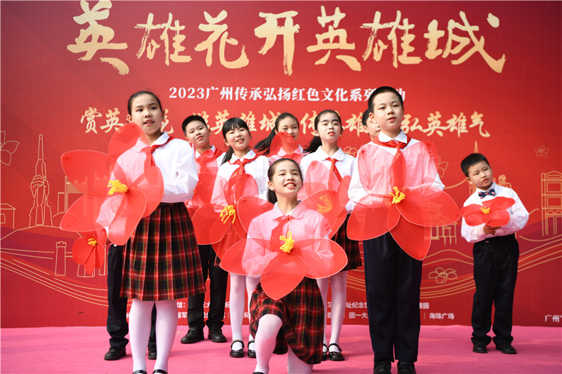 7少先队员在精彩表演 英雄花开英雄城.JPG