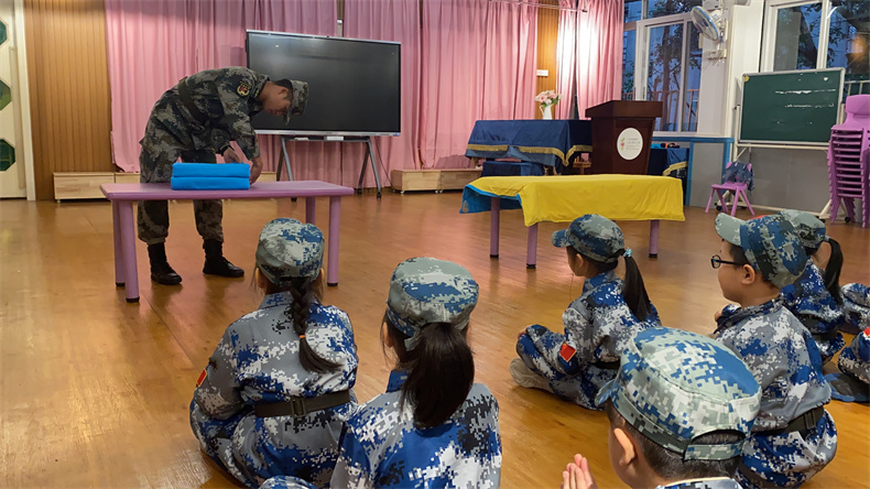教官教小朋友叠成“豆腐块”.jpg