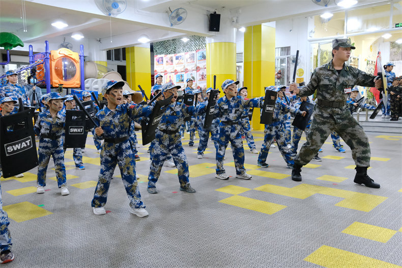 结营仪式上的警棍盾牌操.jpg