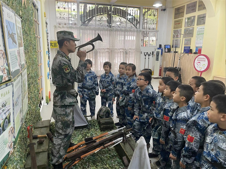 向小朋友介绍各类军事作战的武器及使用方法.jpg
