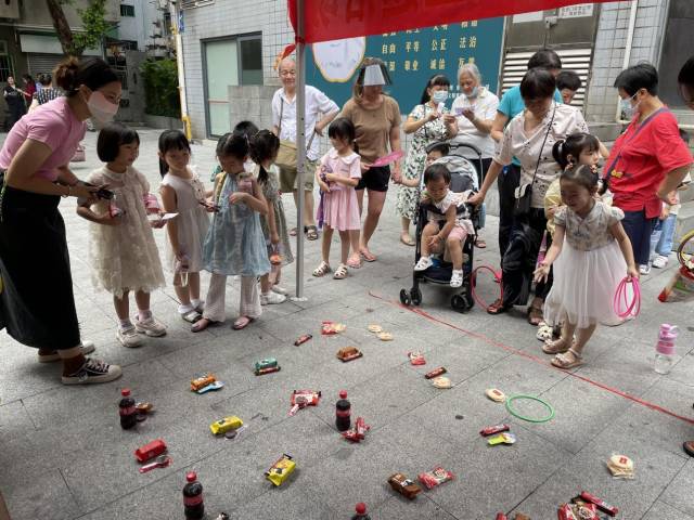 “套中我喜欢的零食啦”。