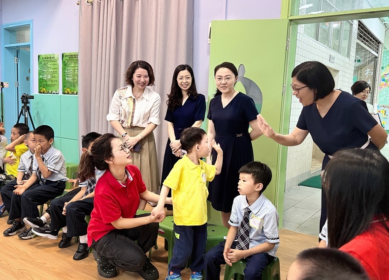 5、教育局及两校领导为孩子们加油打气.jpg