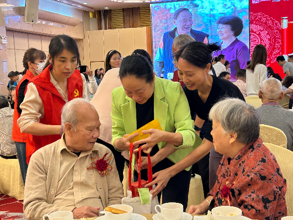 为金婚夫妻送上祝福2(1).jpg