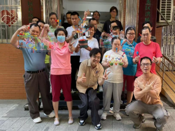 图为洪桥街康园工疗站开展学员团体心理辅导与教育项目活动合影.png