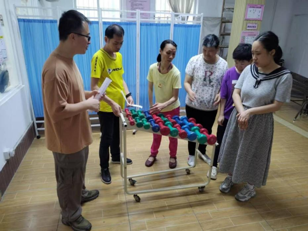 图为梅花村街康园工疗站开展学员团体心理辅导与教育项目--游戏体验.png